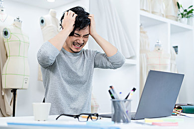 宝贝乖～腿弄大一点就不疼了：母爱温暖，呵护成长