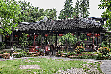 惩罚校花扒开 往下摸:校园暴力悲剧,反思教育安全-1