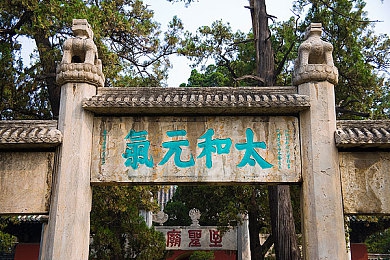 香蕉插入水蜜桃:超市惊现“香蕉水蜜桃”,食品安全引担忧-3