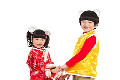 老头正添奶狂吃做乳：街头老人狂吃奶，生活艰辛令人心疼