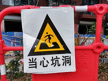男生被脱得精光玩jiji,游戏新体验:男生裸体挑战引关注-1